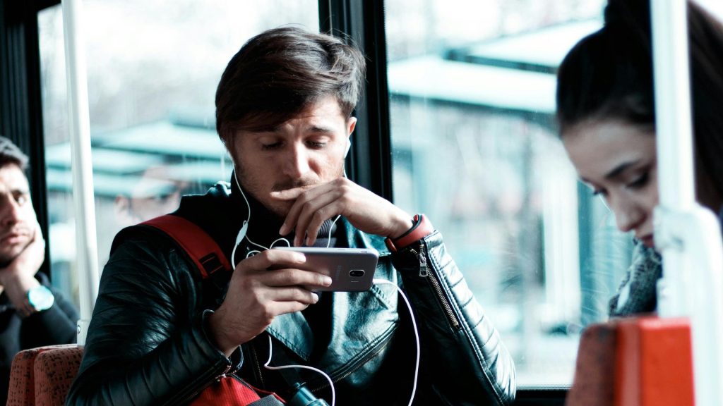 Cum să faci bani online: Ghidul opțiunilor disponibile Ai un telefon inteligent și acces la internet? Atunci ai la îndemână instrumentele necesare pentru a genera venituri suplimentare