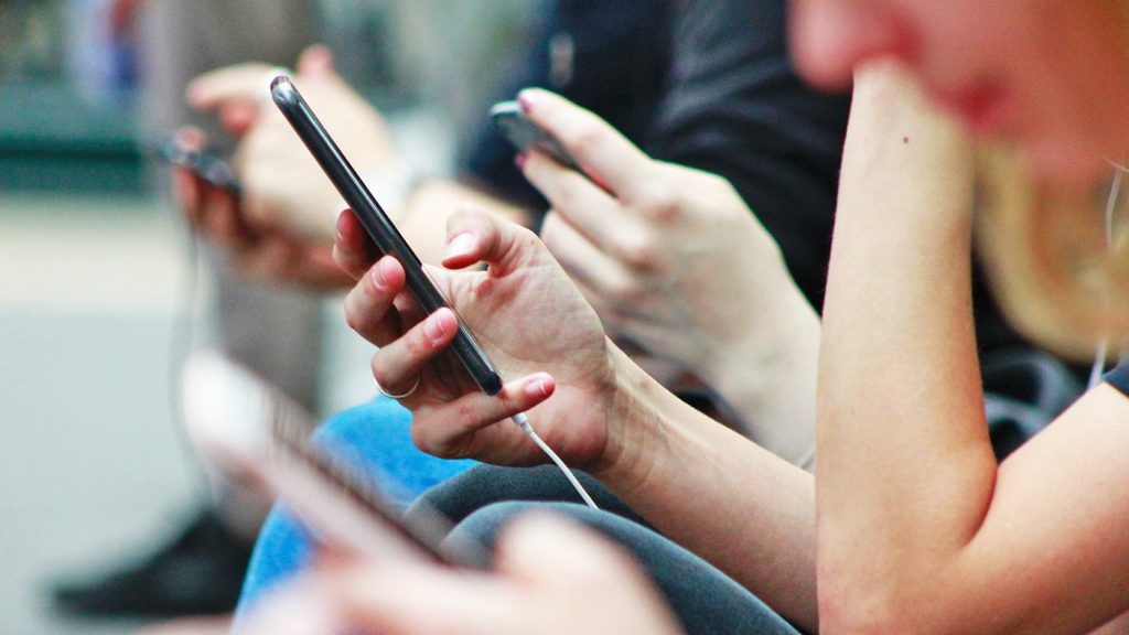 Criptarea telefonului, o necesitate în era digitală Pierderea sau furtul unui telefon mobil poate expune utilizatorii la riscuri majore, de la accesarea conturilor personale până la furtul de date sensibile