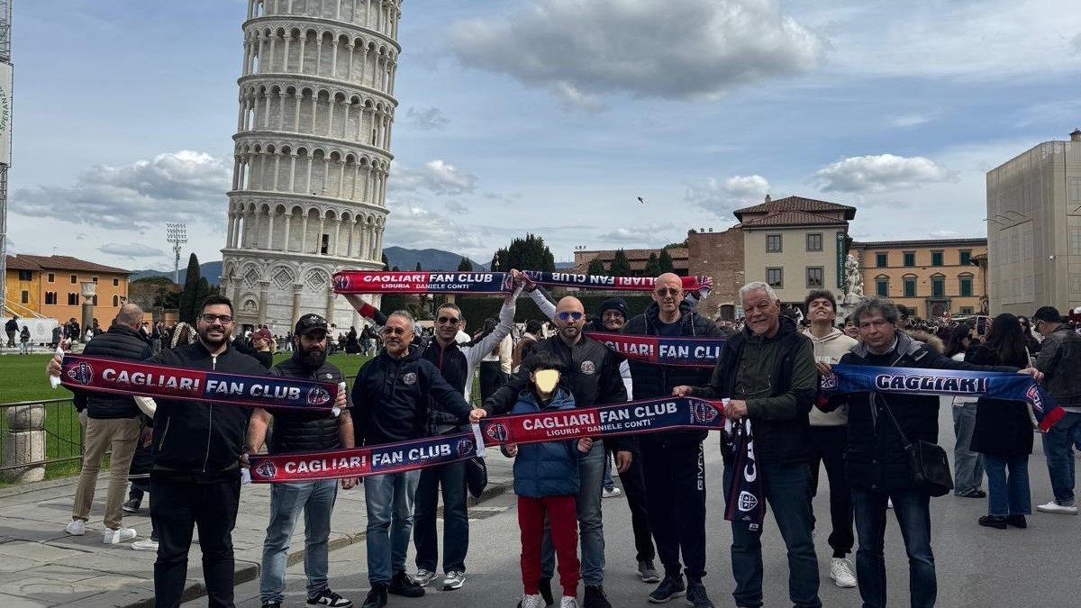 Fanii lui Cagliari, mobilizați la Pisa, în ciuda interdicției de a cumpăra bilete Pisa, Italia – Suporterii echipei de fotbal Cagliari nu s-au lăsat descurajați de interdicția de a cumpăra bilete pentru meciul cu Pisa