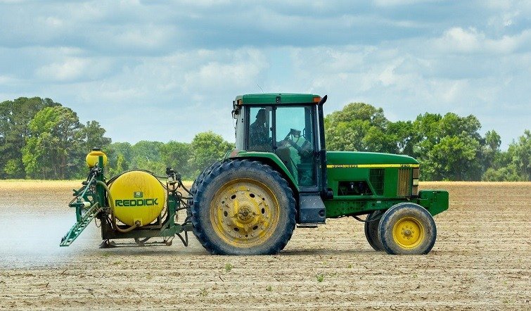 Prețurile la carburanți lovesc agricultura românească în plină campanie de primăvară Fermierii români se confruntă cu o creștere a costurilor de producție, în special din cauza scumpirii carburanților