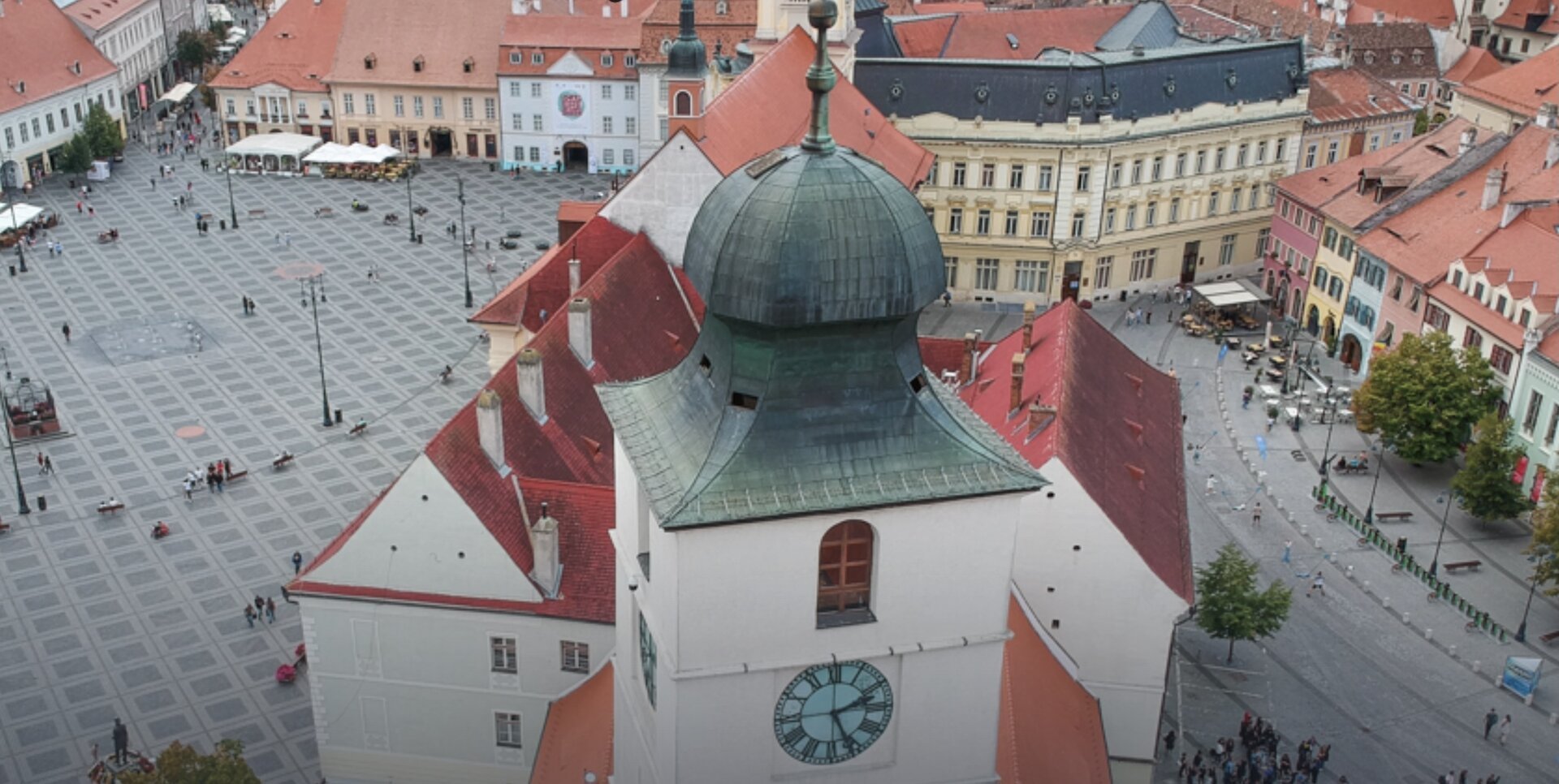 O capsulă a timpului ascunsă în Turnul Sfatului din Sibiu De aproape două secole, o „capsulă a timpului” zace secretă pe acoperișul Turnului Sfatului din Sibiu, conținând informații despre renovările efectuate în 1826