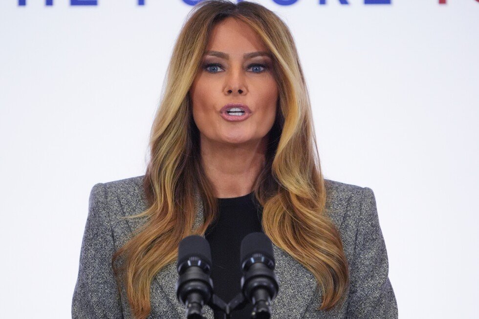 Melania Trump lansează o inițiativă globală pentru educație și tehnologie WASHINGTON (AP) – Fosta Primă Doamnă a Statelor Unite, Melania Trump, a făcut apel la țările din întreaga lume să colaboreze pentru a îmbunătăți accesul copiilor la educație și tehnologie