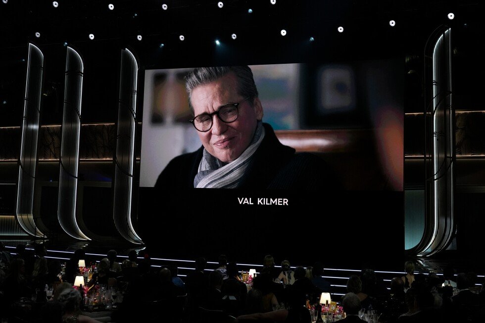 Val Kilmer „reînvie” în cinematografie prin inteligenta artificială NEW YORK – La un an de la moartea actorului Val Kilmer, o versiune generată de inteligența artificială (AI) a acestuia va juca într-un film independent, marcând un pas important în utilizarea AI în industria cinematografică