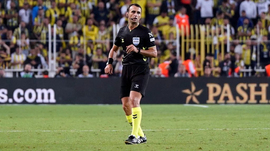 Atilla Karaoğlan va arbitra VAR-ul la meciul Antalyaspor – Fenerbahçe Arbitrul Atilla Karaoğlan a fost desemnat pentru a conduce sistemul VAR în timpul meciului de astăzi dintre Antalyaspor și Fenerbahçe, din cadrul etapei a 24-a a Trendyol Süper Lig, principala competiție fotbalistică din Turcia