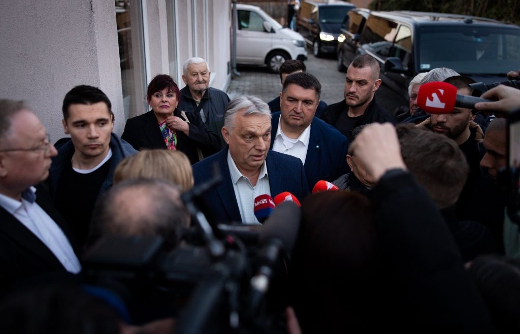 Orbán, într-un videoclip controversat, le-a transmis copiilor săi că au fost amenințați de ucraineni Premierul ungar Viktor Orbán a postat pe Facebook un videoclip în care le vorbește copiilor săi despre o presupusă amenințare din partea ucrainenilor