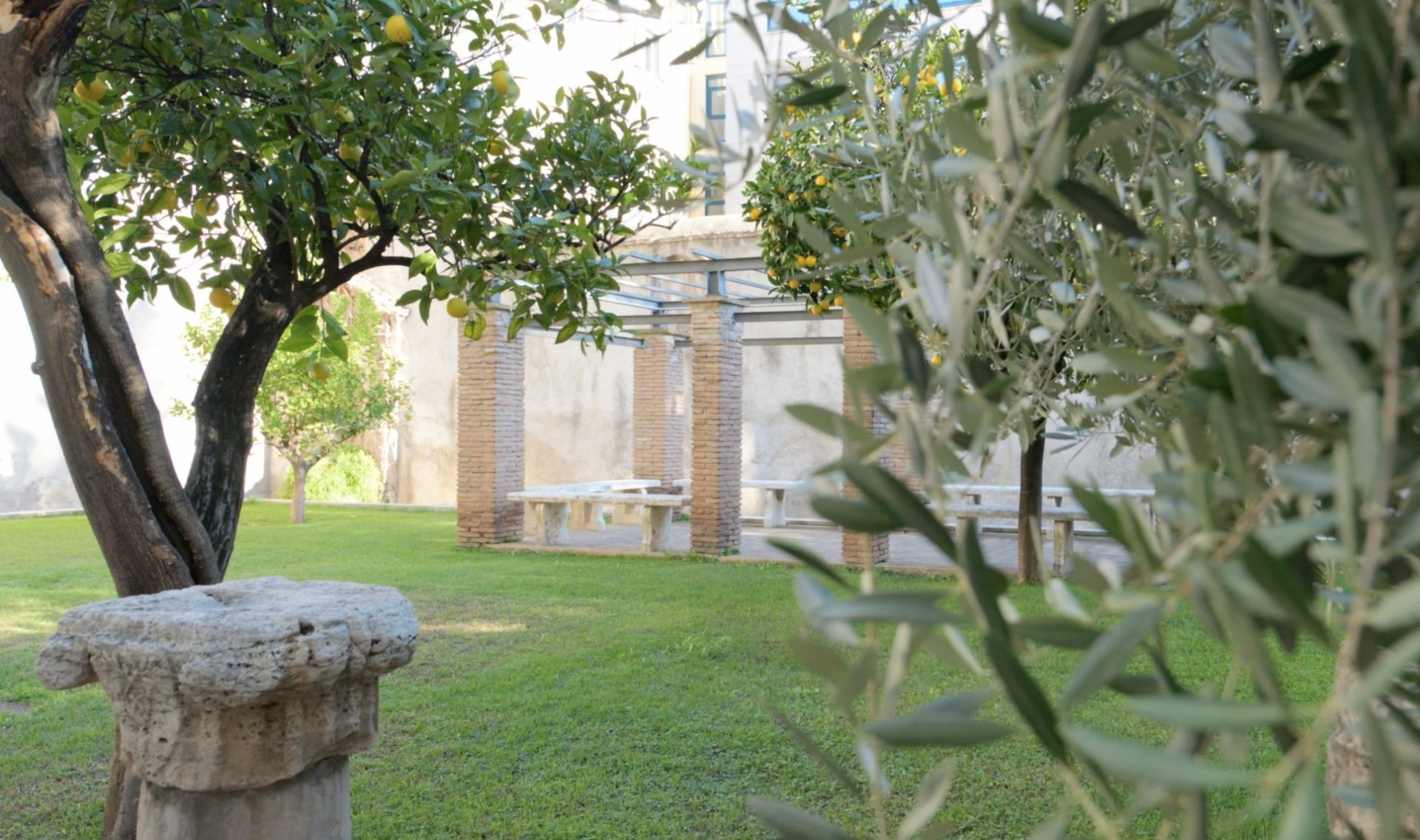 Vila lui Ioan Paul al II-lea, scoasă la vânzare în inima Romei Un palat istoric din centrul Romei, cu o lungă istorie în care se regăsește și numele Papei Ioan Paul al II-lea, a fost scos la vânzare