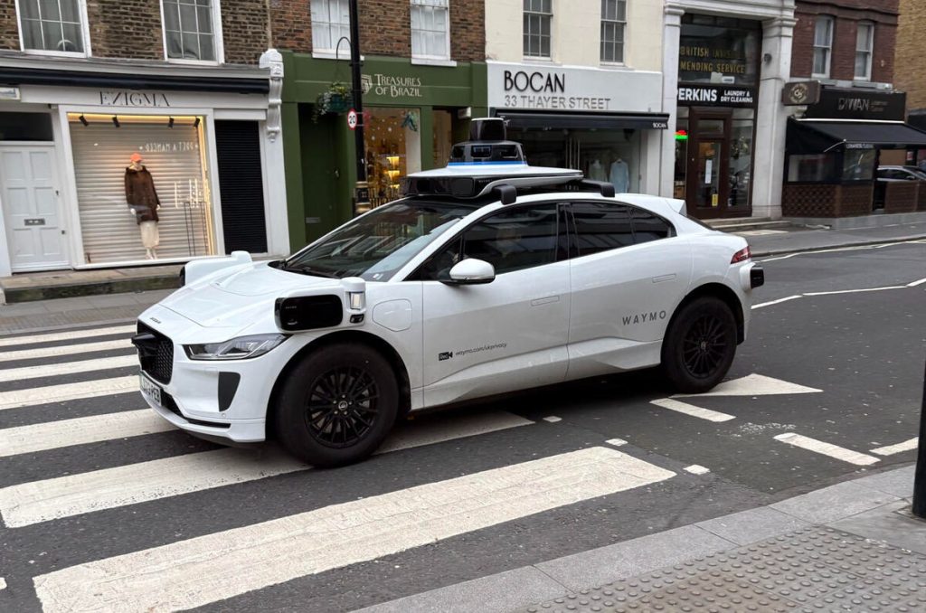 Taxiurile autonome, o povară pentru bugetele publice? Orașele se confruntă cu o provocare neașteptată odată cu implementarea taxiurilor autonome: costurile generate de defecțiunile și blocajele acestora sunt suportate, în mare parte, de autoritățile locale