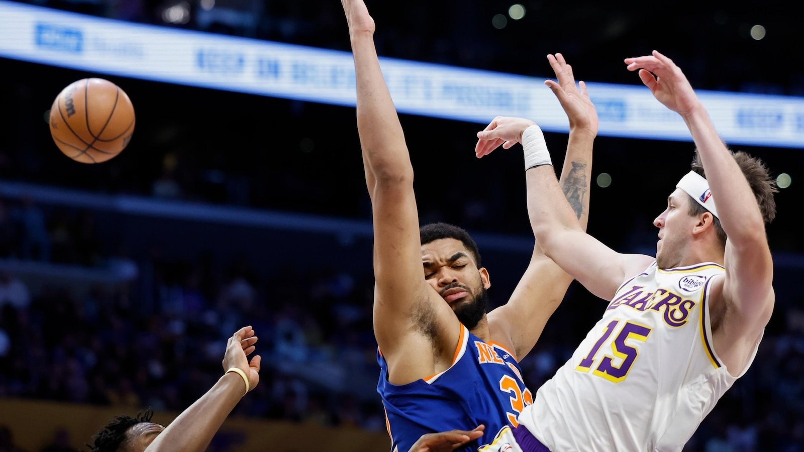Doncic, Reaves și Lakers, victorie fără LeBron în fața Knicks LOS ANGELES – Luka Doncic a strălucit cu 35 de puncte și 8 recuperări, Austin Reaves a adăugat 25 de puncte, iar Los Angeles Lakers a învins New York Knicks cu scorul de 110-97, duminică