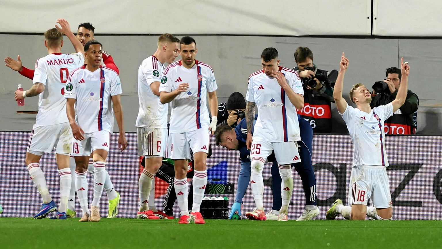 Înfruntarea cu Fiorentina, testul decisiv pentru Raków Częstochowa în Europa Raków Częstochowa, clubul polonez care a demonstrat o constanță remarcabilă în fotbalul european în ultimii cinci ani, se pregătește pentru o confruntare crucială cu Fiorentina în optimile de finală ale Conference League