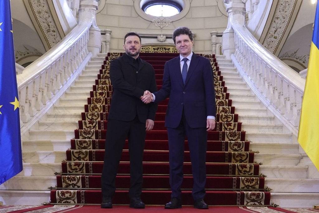 Zelenski la București: România și Ucraina, parteneriat strategic în discuție Președintele ucrainean Volodimir Zelenski a sosit joi la București pentru o vizită oficială, a doua în România după cea din octombrie 2023