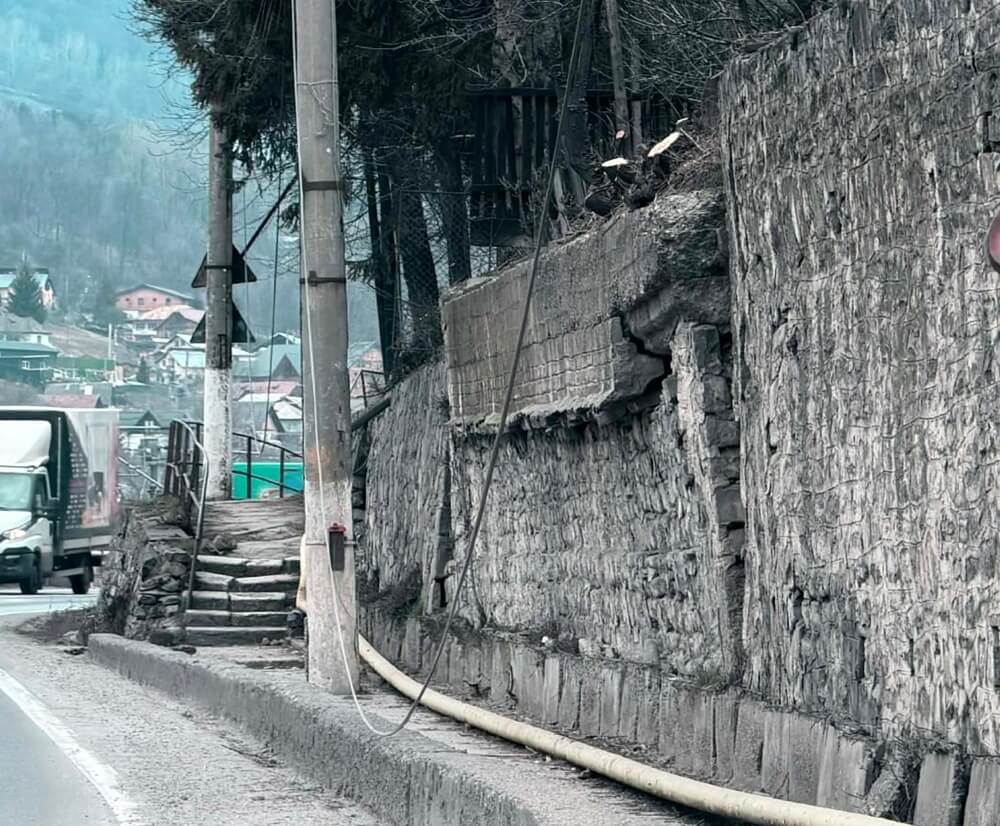Zidul de la Comarnic, un pericol iminent pentru DN1 Un zid masiv, construit pentru a oferi suport structural, prezintă un risc major de prăbușire pe DN1, una dintre cele mai circulate artere rutiere din România