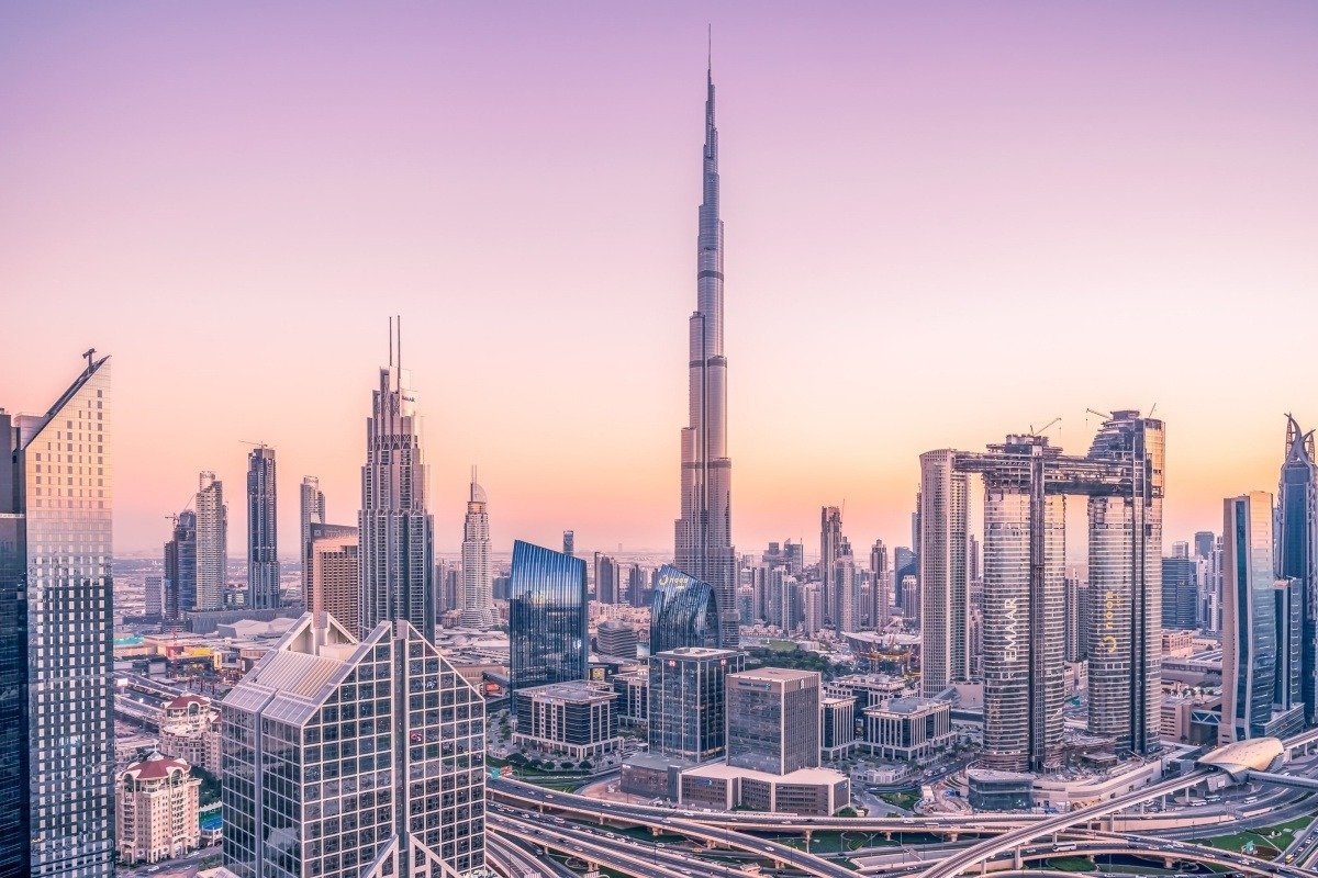 Britanic reținut în Dubai după ce a filmat rachete iraniane Un cetățean britanic este acuzat în Dubai pentru o infracțiune cibernetică, după ce a filmat, se pare, rachete iraniene deasupra orașului