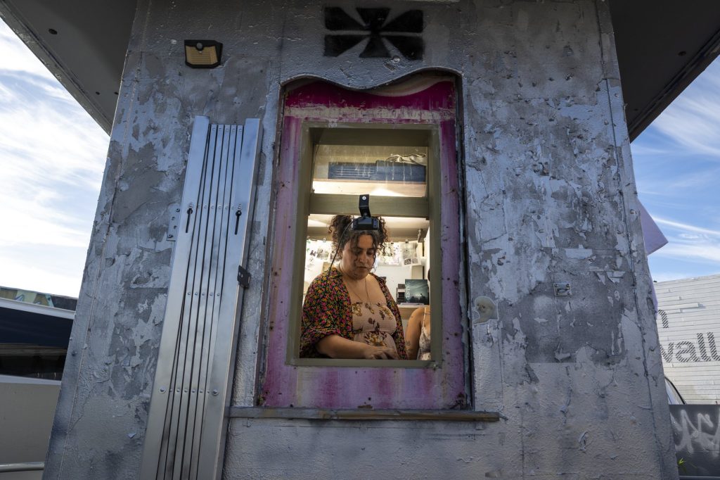 Duo-ul Program Audio din San Francisco: De la petreceri underground la platformă pentru muzica electronică San Francisco, SUA – Doi prieteni, Javier (sfcowboy) și Martinez (erika), ambii în vârstă de 26 și 27 de ani, au transformat pasiunea pentru muzica electronică într-un proiect amplu, care include petreceri, o casă de discuri și o revistă online