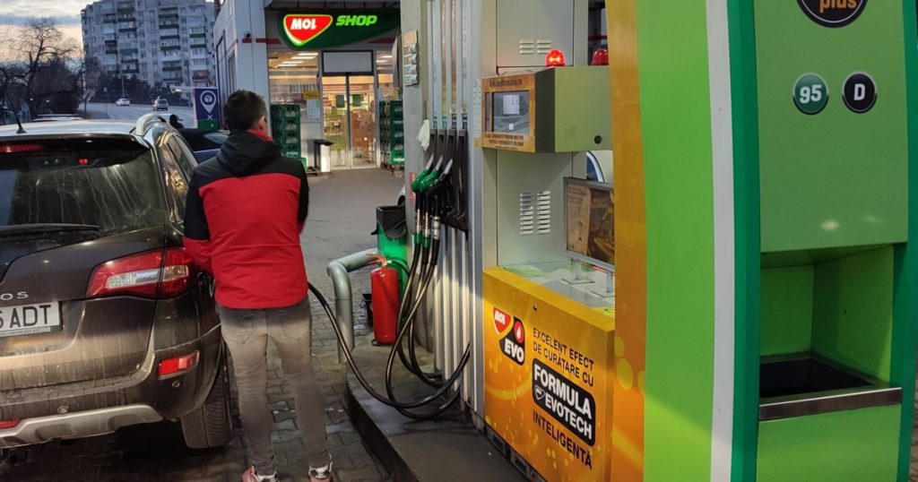 Guvernul PLAFONEAZĂ prețul la carburanți. Scad și accizele, până-n iunie