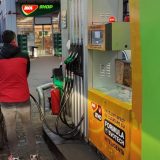 Guvernul PLAFONEAZĂ prețul la carburanți. Scad și accizele, până-n iunie