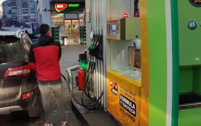 Guvernul PLAFONEAZĂ prețul la carburanți. Scad și accizele, până-n iunie