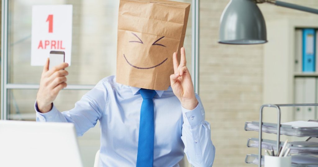 Ziua Păcălelilor: De la tradiții străvechi la farsele moderne În fiecare an, pe 1 aprilie, zâmbete largi și farse ingenioase colorează întreaga lume