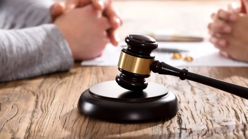 Judecătorii americani adoptă inteligența artificială, în ciuda riscurilor Un număr tot mai mare de judecători federali din Statele Unite apelează la inteligența artificială (AI) pentru a eficientiza procesul de lucru, de la evaluarea documentelor până la redactarea deciziilor