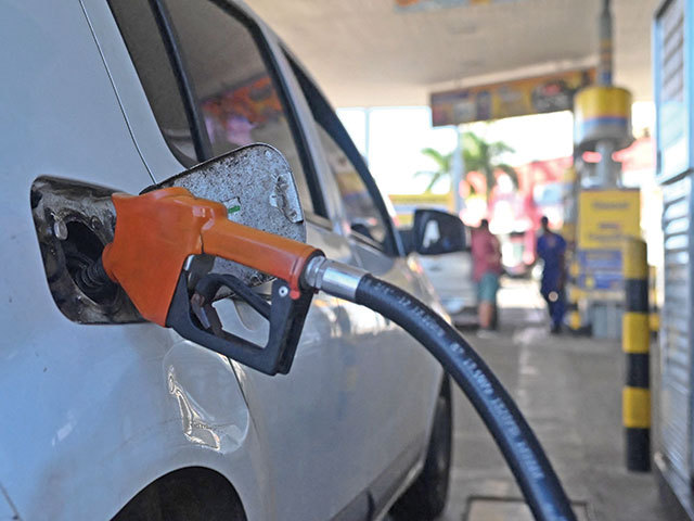 Benzina sub 9 lei înainte de Paște: Ce prețuri au motorina și carburanții azi?