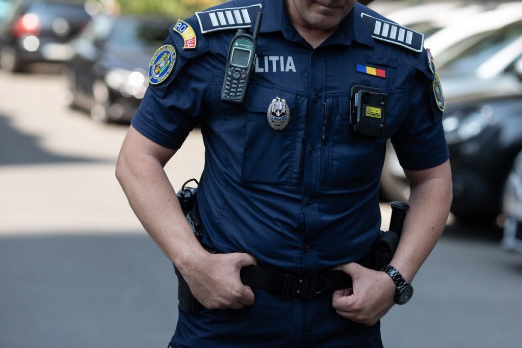 Reacție promptă în Capitală: Un bărbat salvat datorită intervenției poliției și a cetățenilor O intervenție rapidă a polițiștilor din București, ajutată de reacția promptă a cetățenilor, a permis acordarea primului ajutor unui bărbat aflat în stare critică