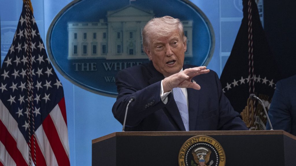 Donald Trump își îndreaptă din nou atenția către Groenlanda și critică NATO Fostul președinte al Statelor Unite ale Americii, Donald Trump, pare să își fi îndreptat din nou atenția către Groenlanda, totodată criticând NATO, în contextul tensiunilor diplomatice generate de războiul din Iran