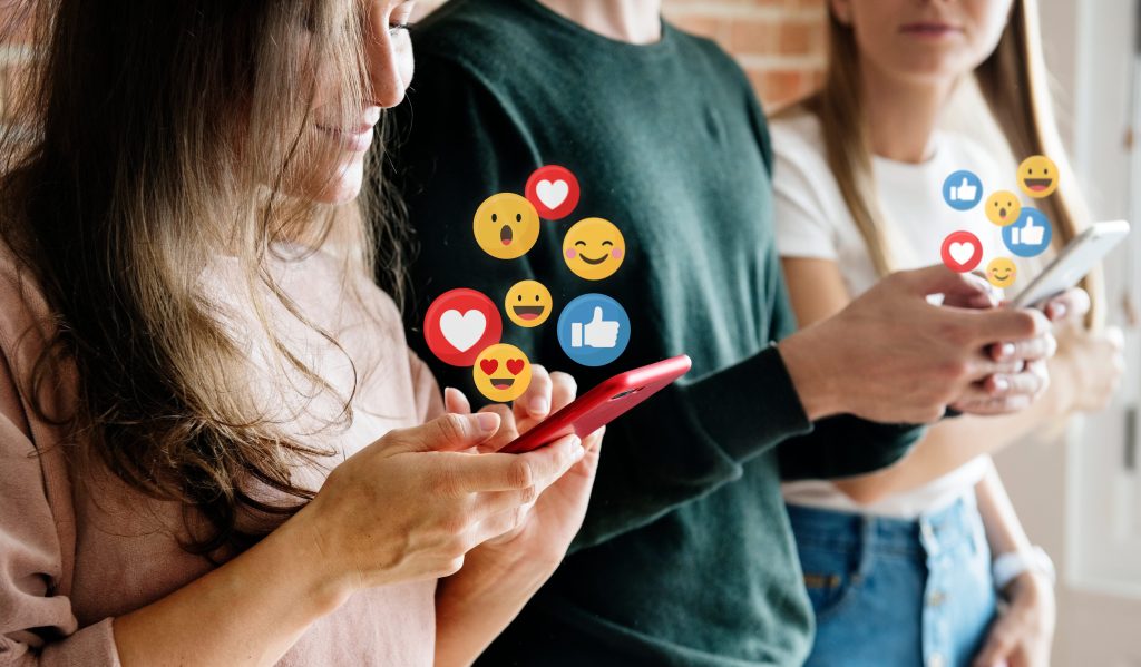Paradoxul generației: Socializare online 24/7, dar sete de conexiune reală