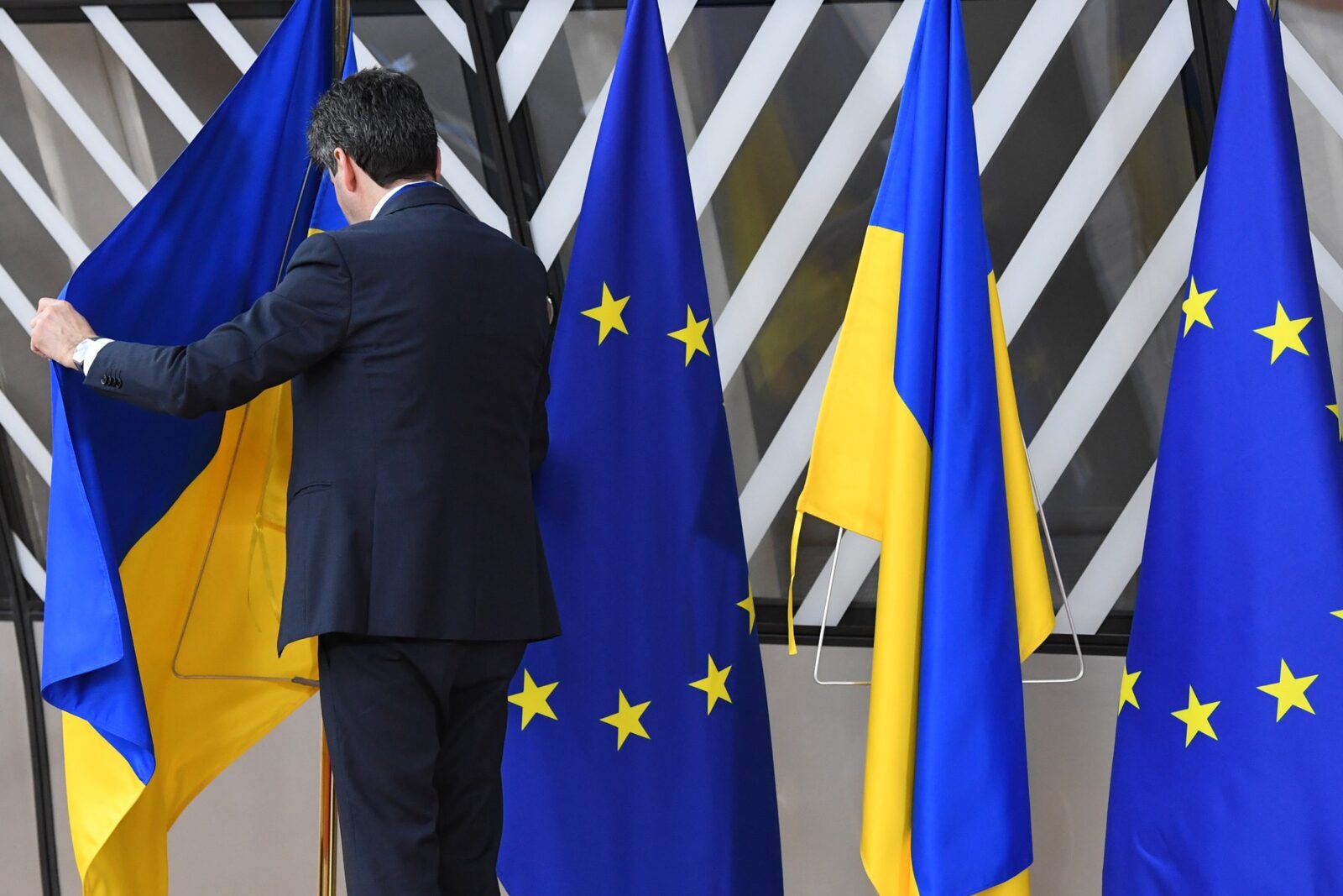 Zelenski, mulțumit de ajutorul UE, cere aderarea rapidă
