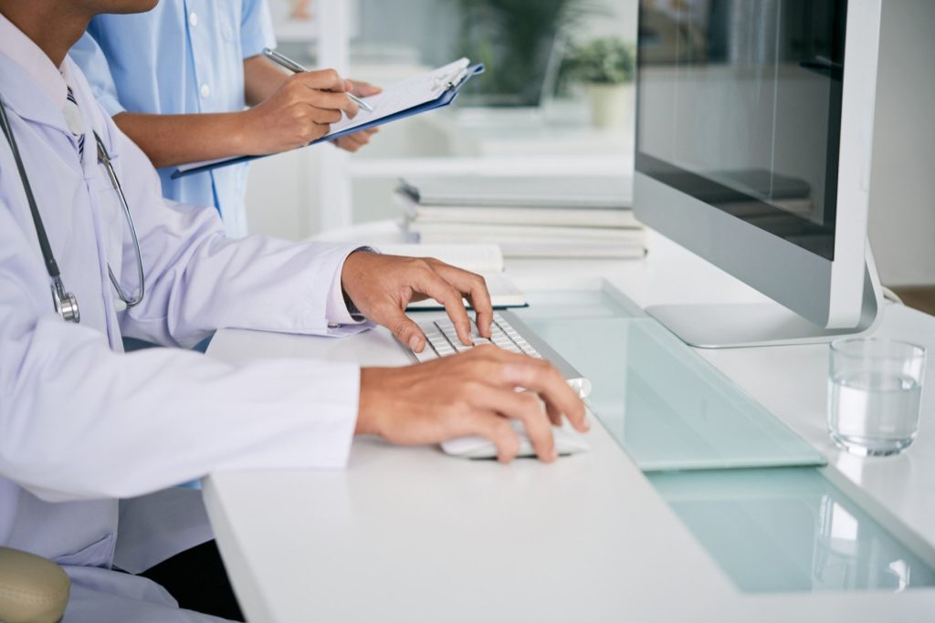 Un medic neurochirurg din Iași a fost trimis în judecată de procurorii Parchetului de pe lângă Judecătoria Iași pentru înșelăciune, după ce ar fi indus în eroare un pacient pentru a obține sume importante de bani, informează Agenția de presă RADOR, citând Radio Constanța