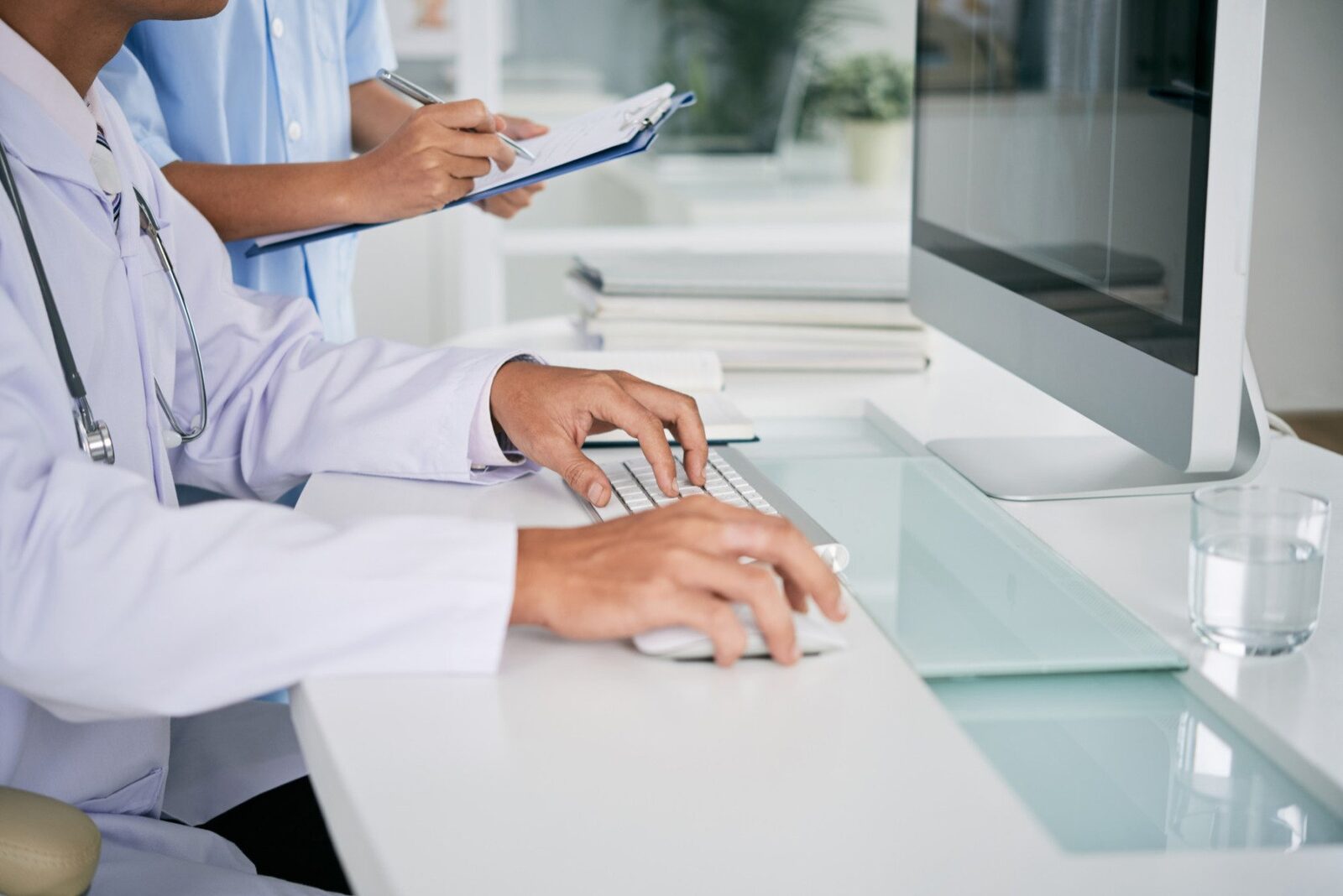 Un medic neurochirurg din Iași a fost trimis în judecată de procurorii Parchetului de pe lângă Judecătoria Iași pentru înșelăciune, după ce ar fi indus în eroare un pacient pentru a obține sume importante de bani, informează Agenția de presă RADOR, citând Radio Constanța