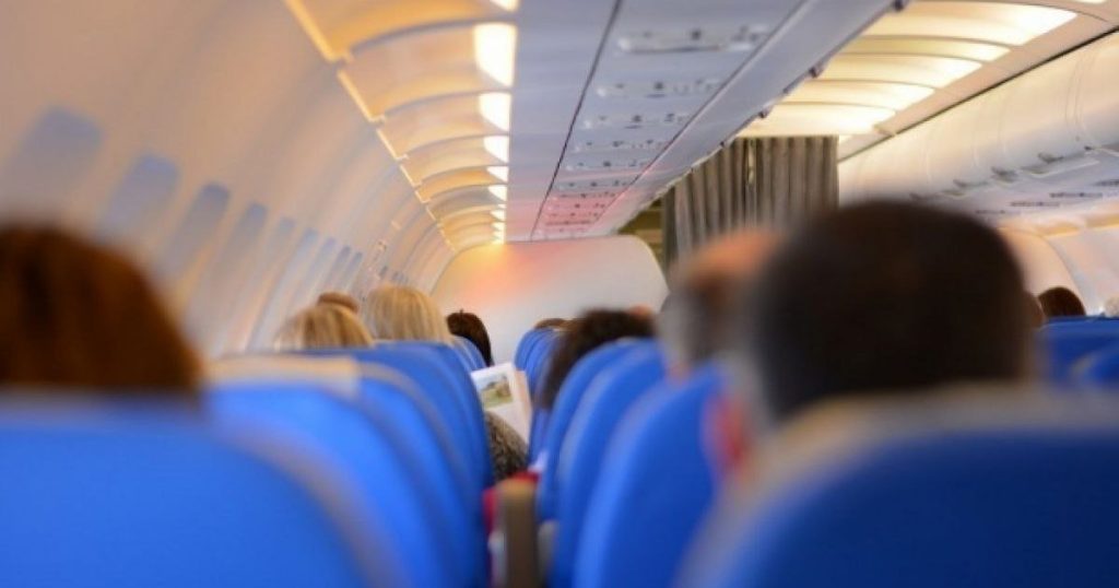 Biletele de avion se scumpesc: Prețul petrolului lovește industria aviatică București – Prețul tot mai mare al petrolului pe piețele internaționale se traduce direct în scumpirea biletelor de avion