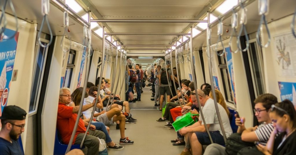 Metrorex, risipă pe salarii: 186 de angajați vând bilete, deși sunt automate