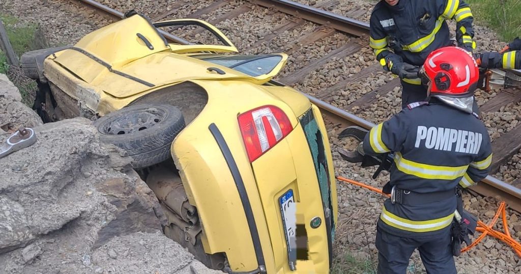 Accident GRAV pe DN7, Vâlcea: Mașină, proiectată lângă cale ferată, victime resuscitate