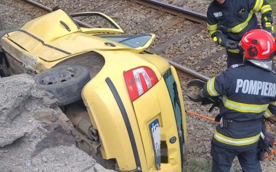 Accident GRAV pe DN7, Vâlcea: Mașină, proiectată lângă cale ferată, victime resuscitate