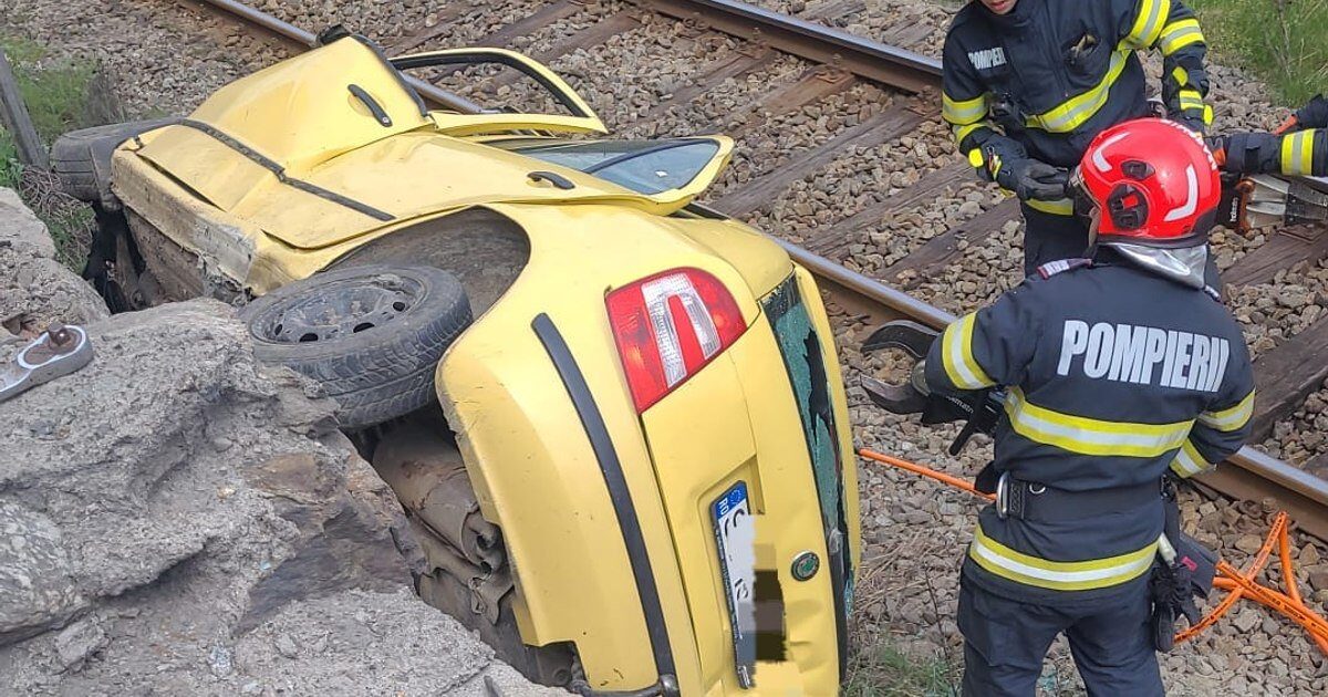 Accident GRAV pe DN7, Vâlcea: Mașină, proiectată lângă cale ferată, victime resuscitate