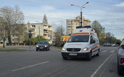 Șoferii români, urmăriți de poliție: Pot trece pe roșu după ambulanțe?