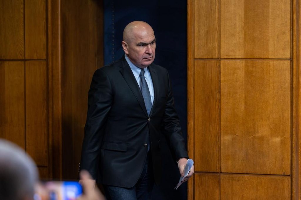 Bolojan, de trei ori mai popular decât Grindeanu, arată un sondaj