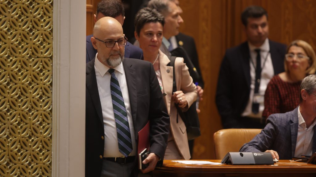 UDMR rămâne lângă Bolojan și scapă de moțiune: Guvernul, salvat