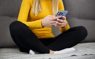 Specialiștii: „Relaxarea” pe telefon, doar o iluzie. De ce suntem mai obosiți