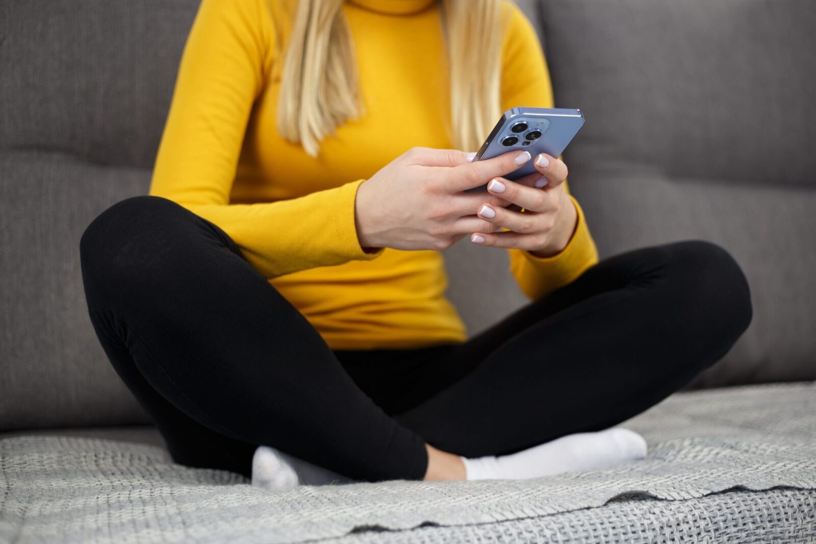 Specialiștii: „Relaxarea” pe telefon, doar o iluzie. De ce suntem mai obosiți