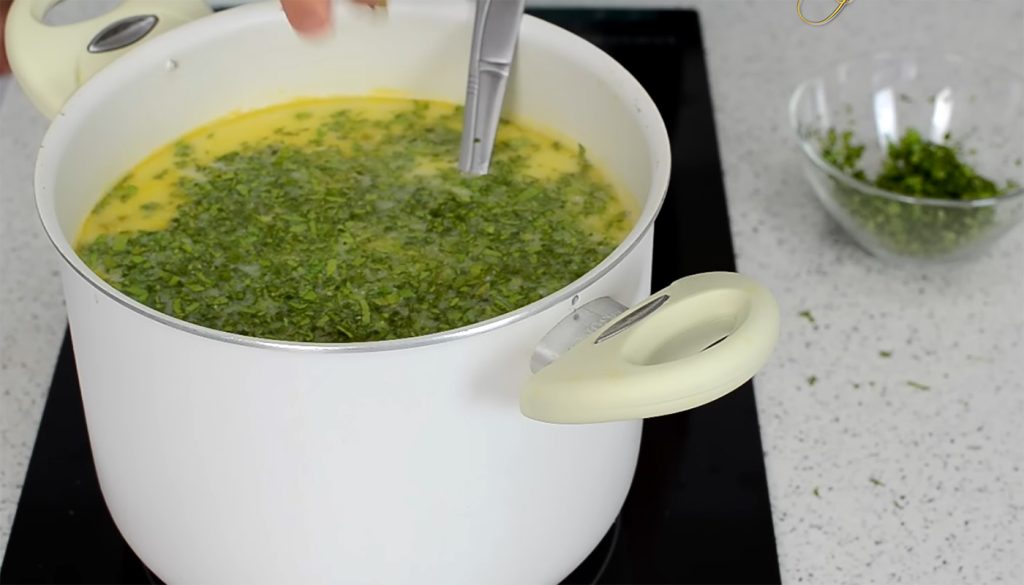 Greșeala FATALĂ în ciorba de miel: Arunci TOTUL la gunoi dacă o faci