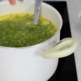 Greșeala FATALĂ în ciorba de miel: Arunci TOTUL la gunoi dacă o faci