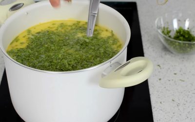 Greșeala FATALĂ în ciorba de miel: Arunci TOTUL la gunoi dacă o faci