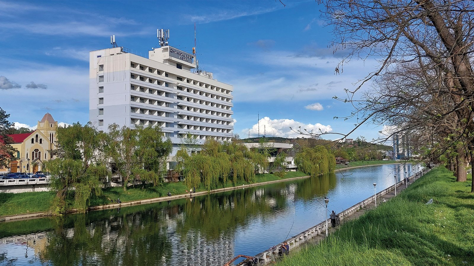 Continental Hotels investește în modernizarea hotelului din Oradea ORADEA – Continental Hotels, cel mai mare lanț hotelier românesc, finalizează în această lună lucrările de modernizare a hotelului Continental Forum din Oradea