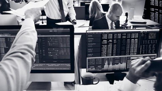 Prețurile petrolului au fluctuat marți, cu o scădere ușoară a contractelor futures, în timp ce piețele fizice ale țițeiului au atins noi recorduri, pe fondul îngrijorărilor privind oferta globală