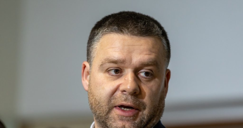 Sute de plecări: Instituții comasate, reorganizare majoră în România