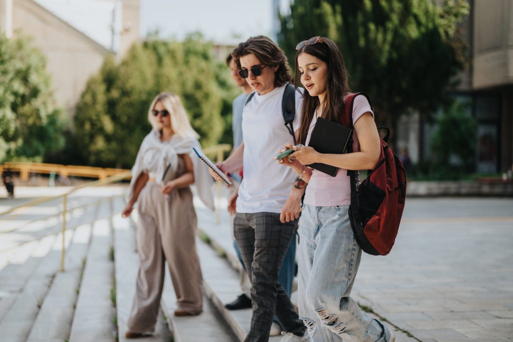 România, prima alegere pentru tineri: Ce-i reține pe loc?