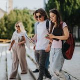 România, prima alegere pentru tineri: Ce-i reține pe loc?