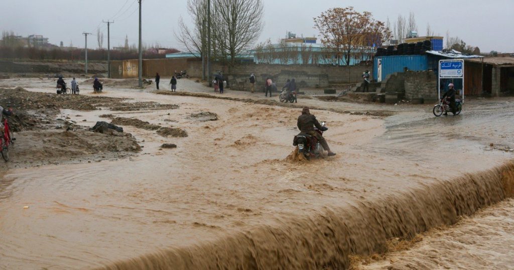 Inundații devastatoare în Afganistan: Zeci de morți și infrastructura distrusă KABUL, Afganistan – Ploile torențiale și furtunile puternice care au lovit Afganistanul în ultimele zece zile au provocat inundații devastatoare, alunecări de teren și fulgere, soldându-se cu moartea a cel puțin 77 de persoane și rănirea altor 137, a anunțat sâmbătă Autoritatea pentru Managementul Dezastrelor din țară