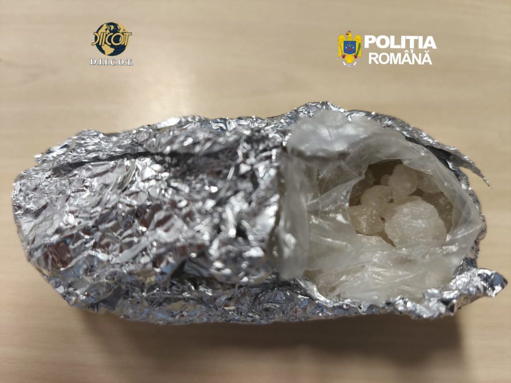 Opt kilograme de droguri de mare risc, droguri capturate de polițiști, 4 reținuți