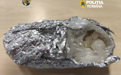 Opt kilograme de droguri de mare risc, droguri capturate de polițiști, 4 reținuți